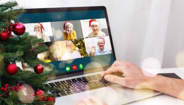 Çekici mutlu genç kız öğrenci görüntülü konuşma yapıyor, el sallıyor. Noel.