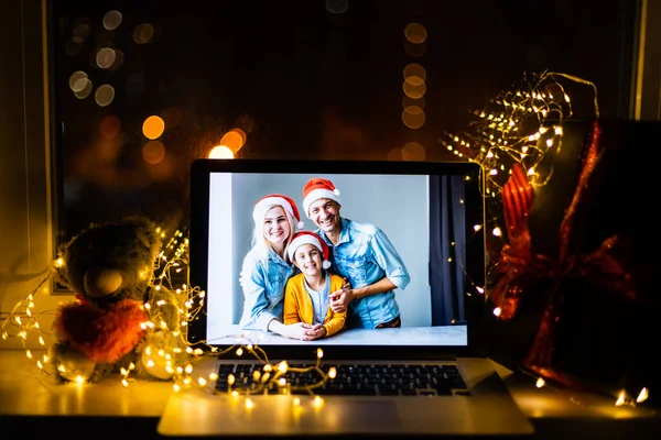 사진을 찍는 매력적 인 가족들 이 크리스마스에 비디오 콘퍼런스를 하고, 현대 기술 개념을 사용하여 먼 거리에서의 상호 작용 — 스톡 사진