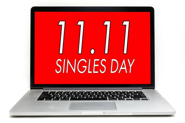 Çin 'de online alışveriş, 11.11 bekarlar günü konsepti. metin 11.11 bekarlar günü indirimi kırmızı zemin üzerinde — Stok fotoğraf