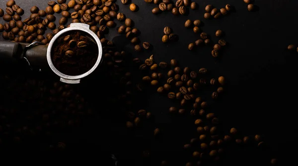 Kaffebönor i kaffekornet på bakgrunden av kaffebönor — Stockfoto