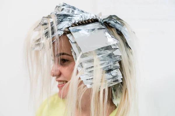 Mulheres tendo cabelo frustrado em um salão de beleza — Fotografia de Stock