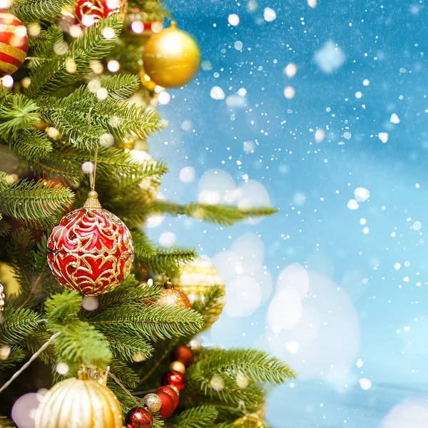 Primer plano de la bola roja colgando de un árbol de Navidad decorado —  Fotos de Stock