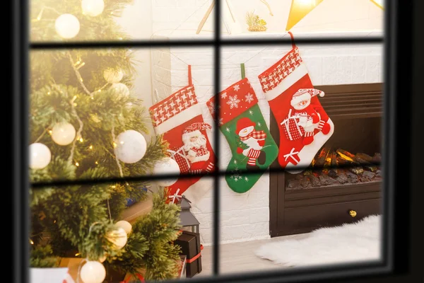 Stimmungsvolles Weihnachtsfenster, Weihnachtsbaum. — Stockfoto