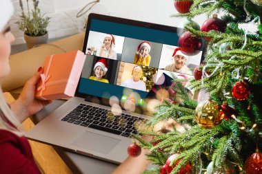 Çekici mutlu genç kız öğrenci görüntülü konuşma yapıyor, el sallıyor. Noel.