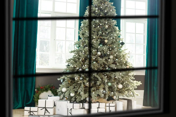 Atmospheric Christmas window, Xmas tree. — Stock Photo, Image