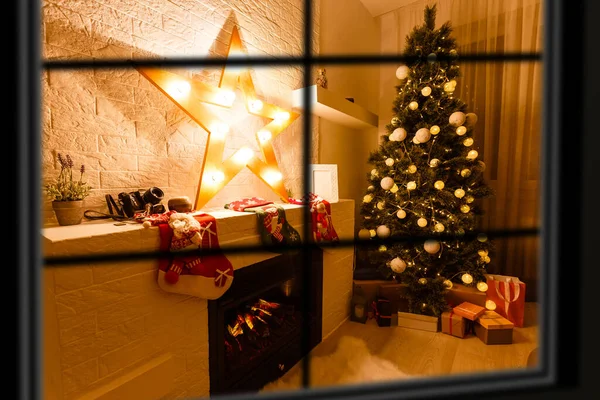 Atmospheric Christmas window, Xmas tree. — Stock Photo, Image