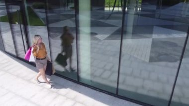 Bilgisayarda internet alışverişi, paketleri olan bir kadın.