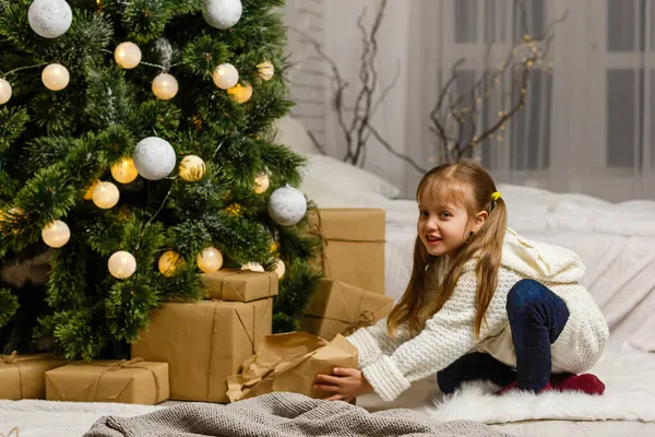 Menina sorridente feliz com caixa de presente de Natal. — Fotografia de Stock