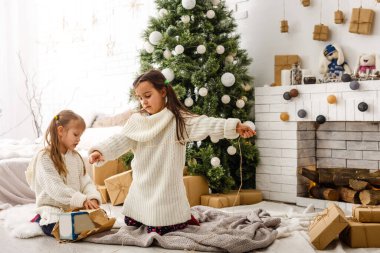 iki küçük kız Noel arka planda