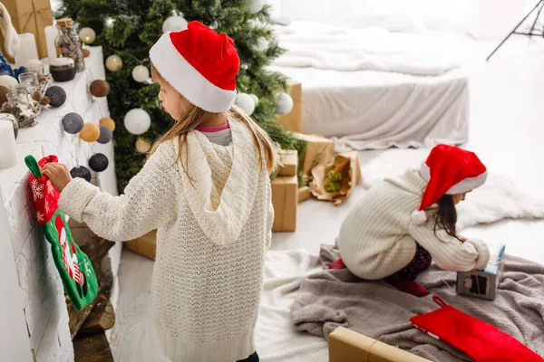 Рождество, Рождество, Рождество, зима, концепция счастья - две очаровательные девушки играют — стоковое фото