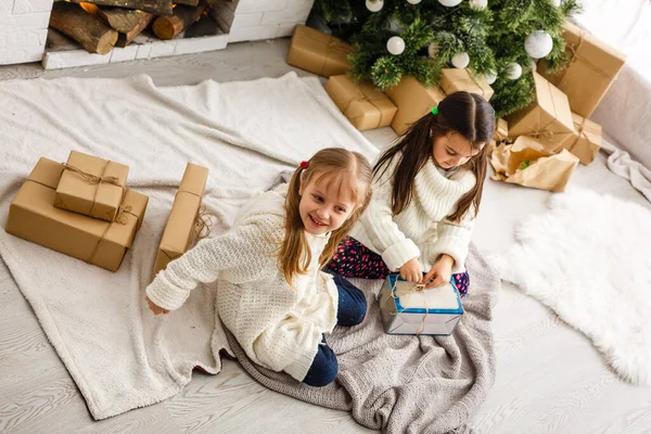 Boże Narodzenie, Boże Narodzenie, zima, koncepcja szczęścia - dwie urocze dziewczyny grające — Zdjęcie stockowe