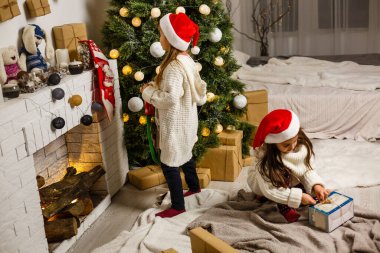 Noel, Noel, kış, mutluluk konsepti. Oynayan iki sevimli kız.