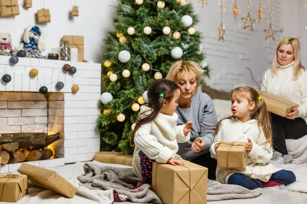 Dziadkowie i dzieci bawią się podczas świąt Bożego Narodzenia w domu z rodziną — Zdjęcie stockowe