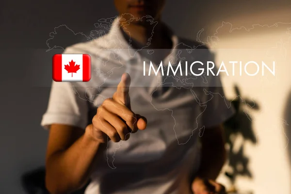 加拿大移民概念。男子按虚拟按钮与标志图标 — 图库照片