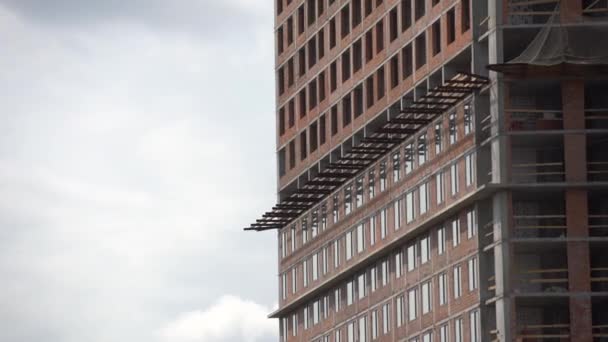 Telecamera rotante ad angolo basso con un aeroplano che sorvola i grandi edifici della città — Video Stock