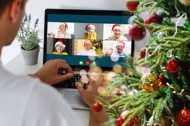 Sanal Noel tanışma ekibi telgraf çekiyor. Aile görüntüsü, uzak konferans, bilgisayar kameralı ekran görüntüsü. Çeşitli portreler kendi ofislerinde çekiliyor. İnternetteki mutlu saatler partisi.