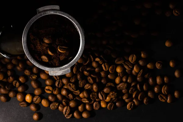 Kaffebönor i kaffekornet på bakgrunden av kaffebönor — Stockfoto