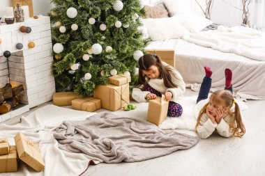 Noel, Noel, kış, mutluluk konsepti. Oynayan iki sevimli kız.