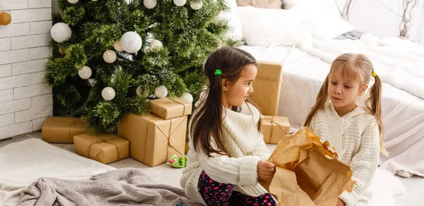Weihnachten, Weihnachten, Winter, Glückskonzept - zwei entzückende Mädchen spielen — Stockfoto