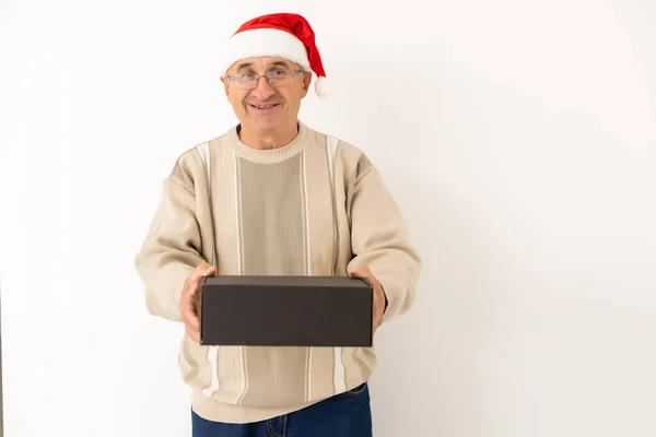 Χαμογελώντας ευτυχισμένος ηλικιωμένος με χριστουγεννιάτικο δώρο. Απομονωμένα σε λευκό φόντο — Φωτογραφία Αρχείου