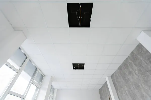 Потолок и освещение внутри офисного здания. — стоковое фото
