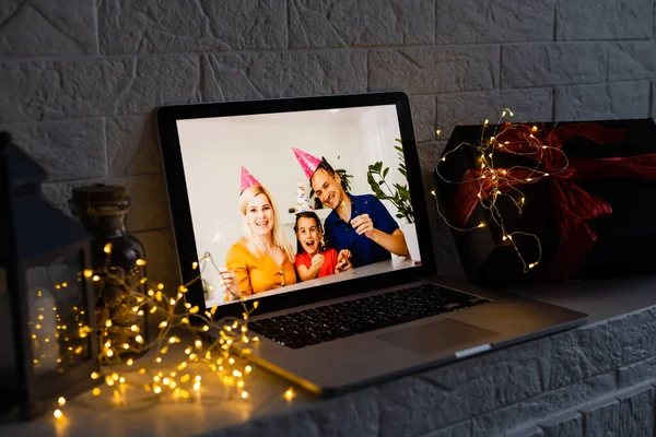 Imagen de la familia de portátiles abiertos y Navidad en la mesa de madera frente al fondo del árbol de Navidad — Foto de Stock