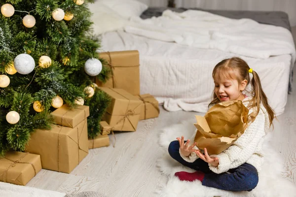 幸せな小さな笑顔女の子とともにクリスマスギフトボックス. — ストック写真