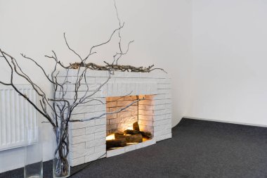 Duvarda dekoratif şömine, modern iç mekan. Beyaz bir tuğlayla.