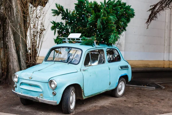 Kiew, UKRAINE - 26. Januar 2020 Winterland vdnh Ausstellung dekoriert für Neujahr und Weihnachten, altes Auto mit Baum — Stockfoto