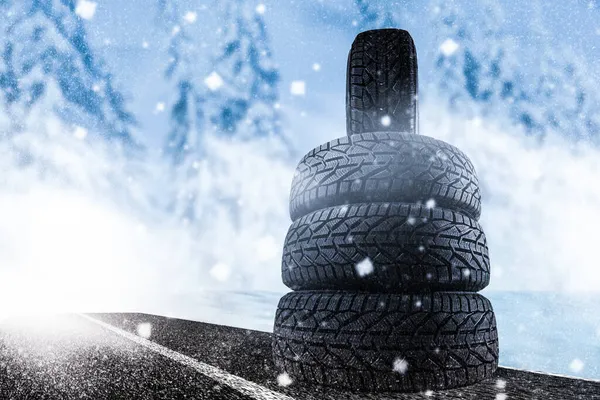 Neumático de invierno en un frío día de invierno —  Fotos de Stock