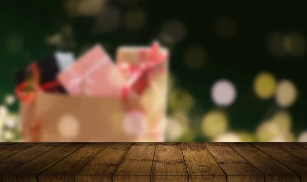 Holz Tisch mit blauen Geschenken Bokeh Hintergrund — Stockfoto