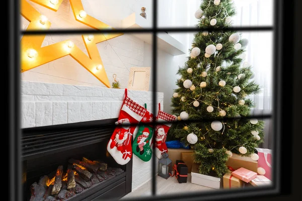 Wiew através da janela, Árvore de Natal no fundo, conceito de férias de inverno, — Fotografia de Stock