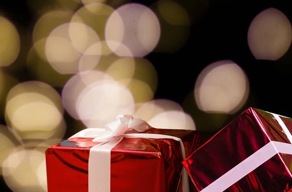 Ein schönes rotes Geschenk mit Weihnachtsschmuck — Stockfoto