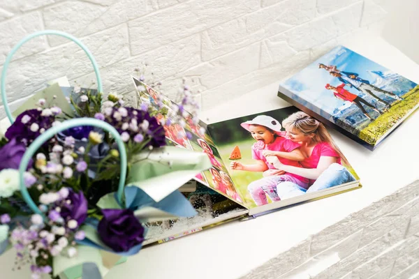 Álbum de fotos livro com a inscrição com uma decoração ao lado de flores, vista de cima — Fotografia de Stock