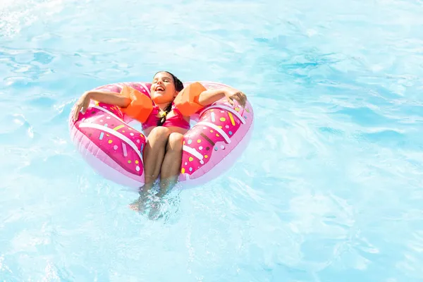 Κοριτσάκι στην πισίνα. Καλοκαίρι εξωτερική. — Φωτογραφία Αρχείου
