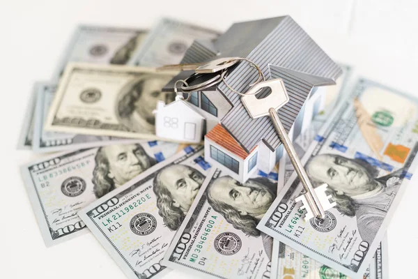 Concept d'hypothèque, d'investissement, d'immobilier et de propriété - plan rapproché du modèle de maison, argent en dollars — Photo