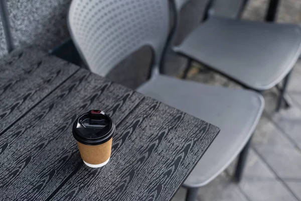 Takterrass med kafé och öppen terrass med träbord. — Stockfoto