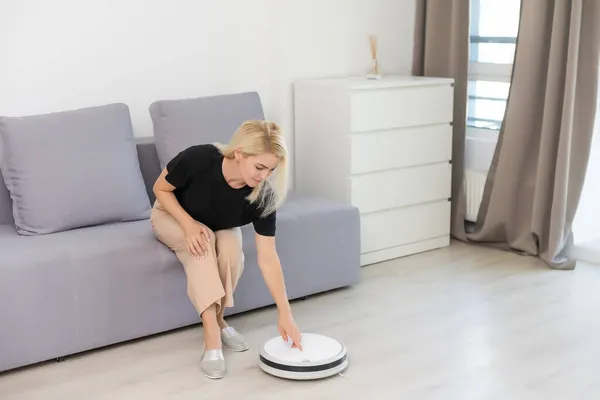 Modern life concept, woman relaxing , automatic robotic hoover clean the room while — Stock Photo, Image