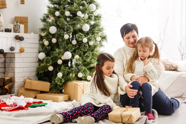Madre e figli a casa per Natale — Foto Stock