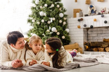 Anne ve çocuklar Noel 'de evdeler.