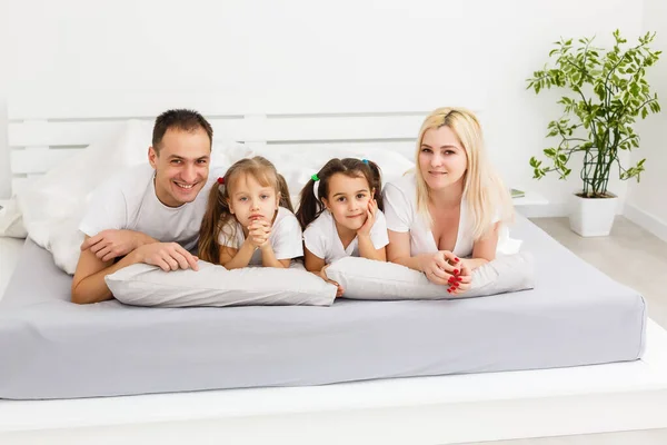 Familjen morgonen i sängen — Stockfoto