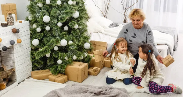 Büyük anne ve büyük baba ve çocuklar Noel 'de evde aileleriyle eğleniyorlar. — Stok fotoğraf