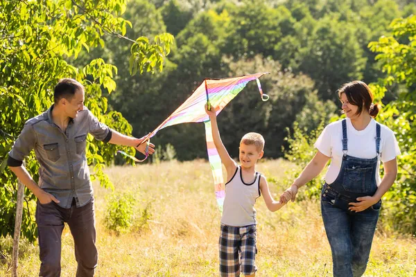 어린 부모들은 아들을 데리고 밀 밭으로 간다. 놀고 있으면 행복해 하는 어린 아들. — 스톡 사진