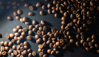 kahve çekirdekleri karanlık üzerinde uçan