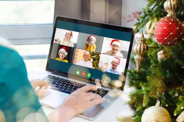Kadın eli bilgisayarda, video çağrısı Noel 'de.