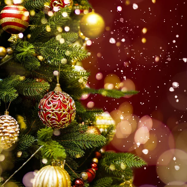 Primer plano de la bola roja colgando de un árbol de Navidad decorado —  Fotos de Stock