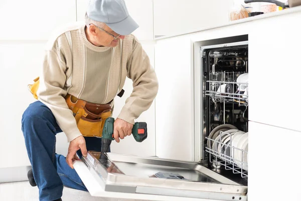 Háztartási mosogatógépet javító szerelő vagy vízvezeték-szerelő — Stock Fotó