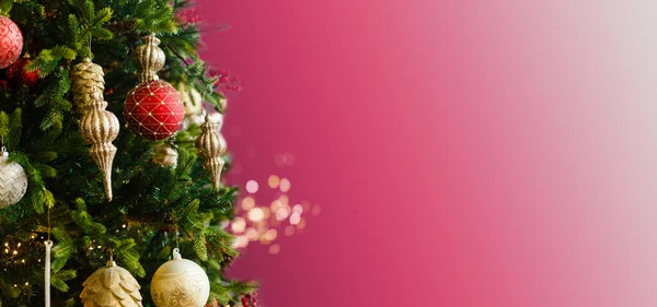 Árbol de Navidad decorado primer plano, bolas, guirnalda — Foto de Stock