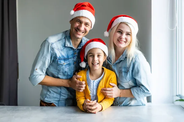 Santa kapaklar mutlu bir aile portresi — Stok fotoğraf