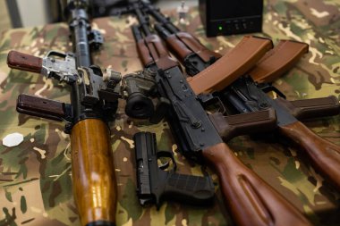 Bir sürü tüfek deposu var. Silah ateşli silah silah deposu.